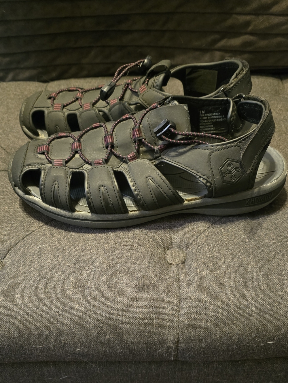 Khombu Black and Dark Gray Women's Ashley Sandals